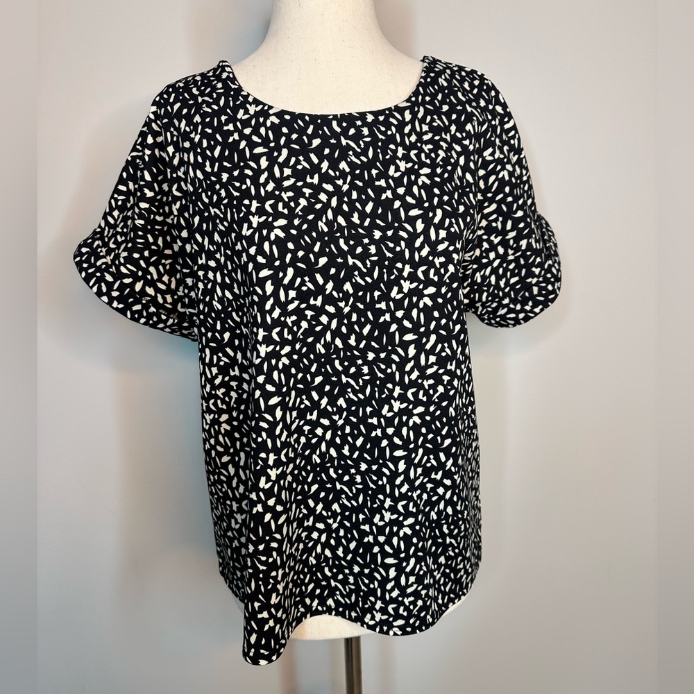 Sz S Melloday print high neck blouse black white short sleeve wrinkle free